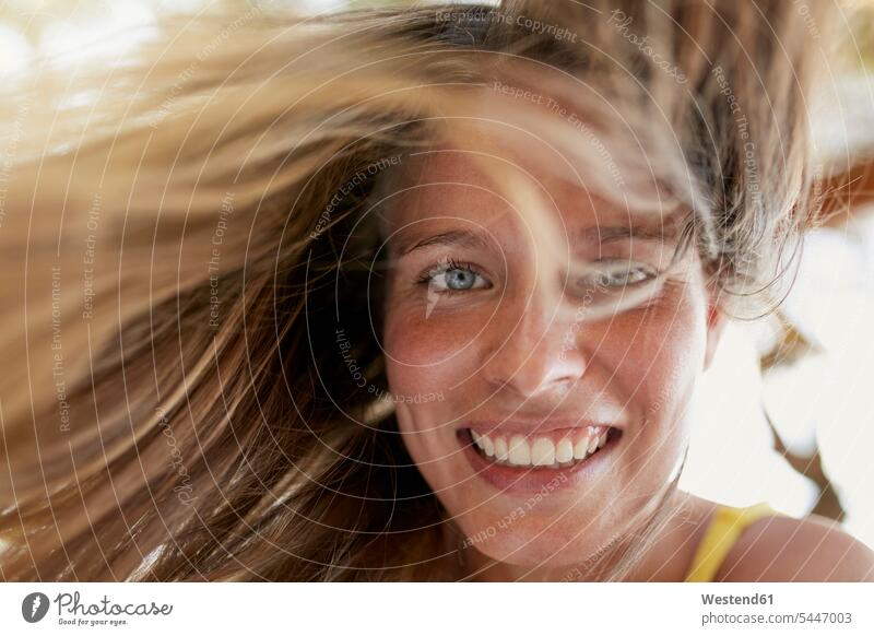 Porträt einer lachenden jungen Frau mit wehendem Haar weiblich Frauen Portrait Porträts Portraits positiv Emotion Gefühl Empfindung Emotionen Gefühle fühlen