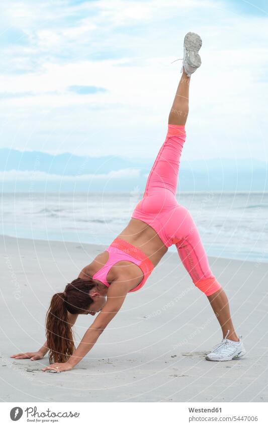 Frau praktiziert Yoga am Strand trainieren Yoga-Übungen Yogauebungen Yogaübungen Jogauebung Jogauebungen Beach Straende Strände Beaches fit sportlich weiblich