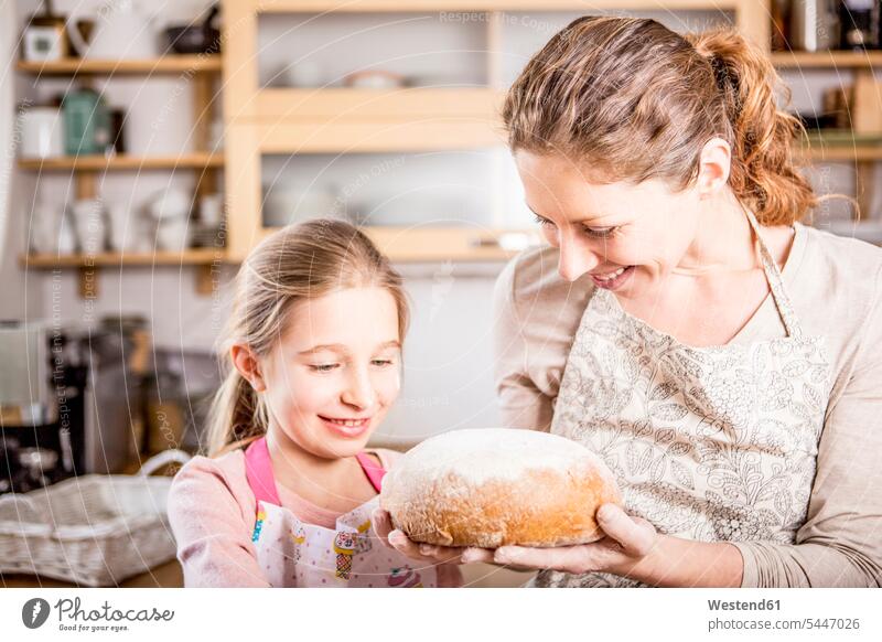 Mutter und Tochter backen gemeinsam Brot in der Küche Brote Töchter Mami Mutti Mütter Mama Küchen Essen Food Food and Drink Lebensmittel Essen und Trinken