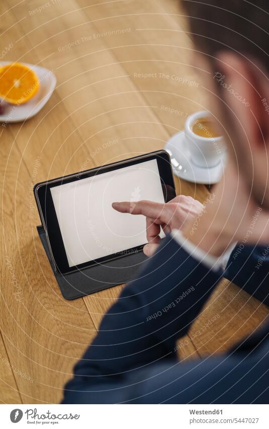 Geschäftsmann mit Tablette auf dem Tisch Businessmann Businessmänner Geschäftsmänner Tablet Computer Tablet-PC Tablet PC iPad Tablet-Computer Geschäftsleute