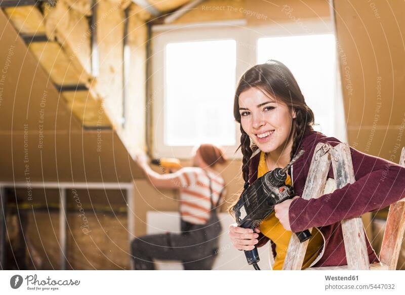 Unabhängige junge Frau renoviert ihr neues Zuhause Eigenheim Eigenheime wohnen Bohrmaschine Schlagbohrer Bohrer Bohrmaschinen Heimwerken Do-it-Yourself DIY Paar
