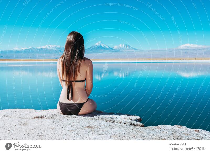 Chile, Atacama-Wüste, Rückenansicht einer Frau, die am Rande des Laguna Cejar sitzt weiblich Frauen Erwachsener erwachsen Mensch Menschen Leute People Personen