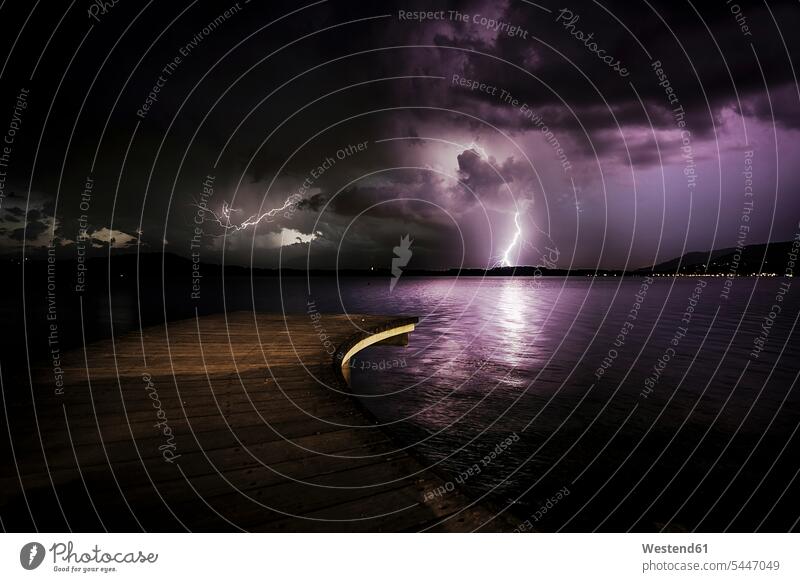 Italien, nächtliches Gewitter an einem See Horizont Horizonte Textfreiraum Aussicht Ausblick Ansicht Überblick Steg Stege Anlegestelle Natur Außenaufnahme