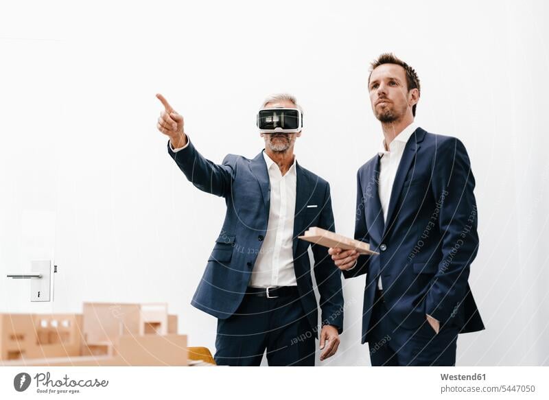 Zwei Geschäftsleute mit VR-Brille und Architekturmodell Geschäftsmann Businessmann Businessmänner Geschäftsmänner Modell Modelle Büro Office Büros Architekten