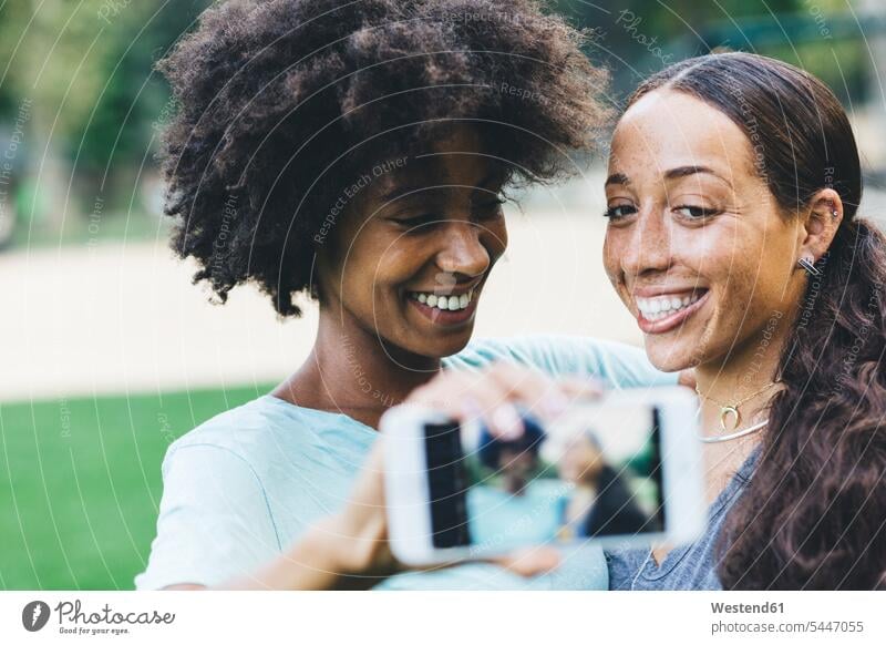 Porträt von zwei besten Freunden, die ein Selfie in einem Park machen Selfies Freundinnen Freundschaft Kameradschaft beste Freundin beste Freundinnen Frau