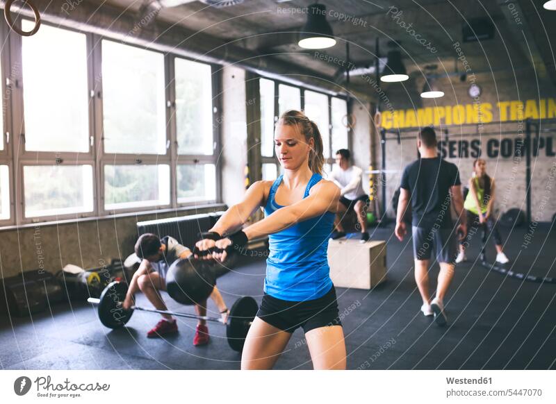 Gruppe junger Leute, die im Fitnessstudio trainieren Gewicht Gewichte Fitnessgerät Fitnessgeräte Fitnessgeraete fit Gesundheit gesund Sport Fitnessclubs