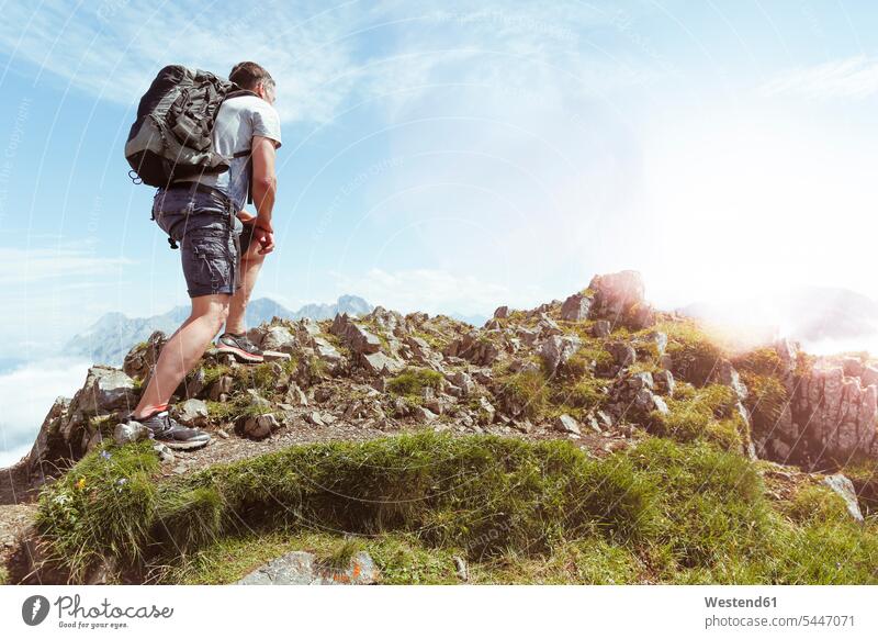 Österreich, Südtirol, Wanderer auf Sicht wandern Wanderung Aussicht bewundern die Aussicht bewundern Blick in die Ferne Aussicht genießen die Aussicht genießen