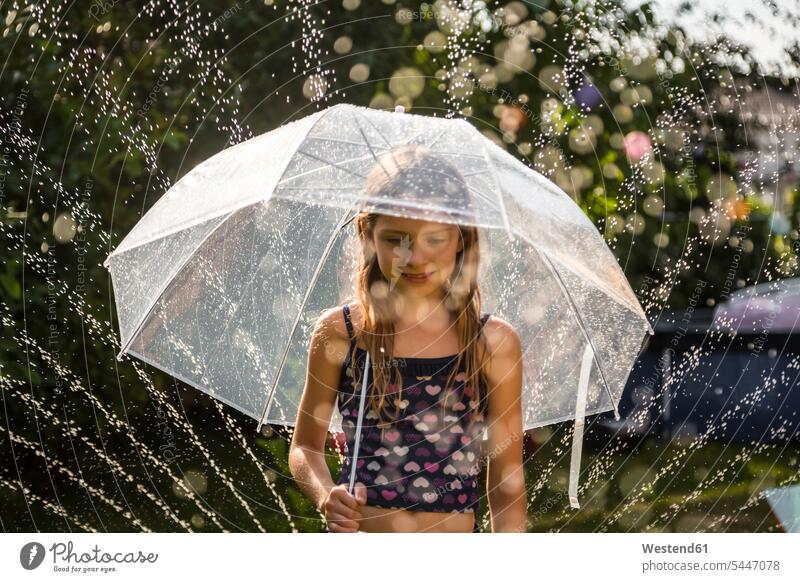 Porträt eines tagträumenden Mädchens mit Regenschirm Regenschirme weiblich Sommer Sommerzeit sommerlich Schirm Schirme Kind Kinder Kids Mensch Menschen Leute