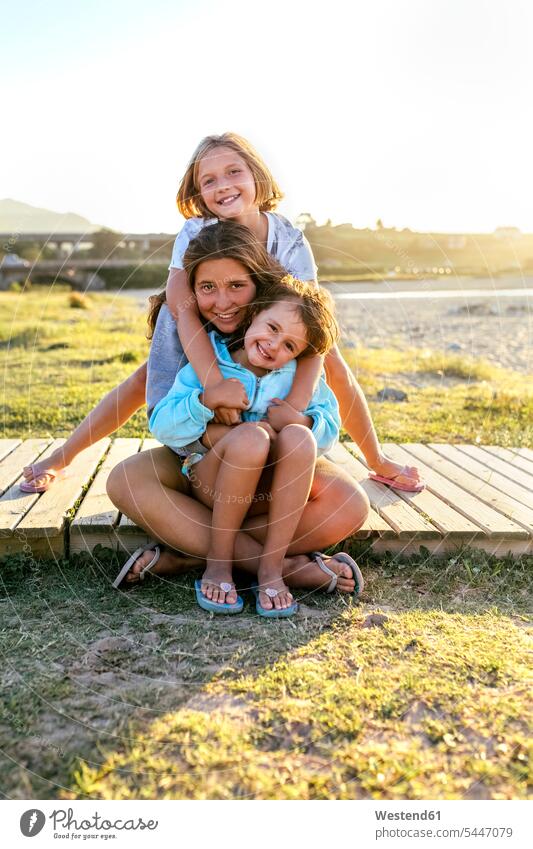 Gruppenbild von drei glücklichen Mädchen auf der Strandpromenade Freundinnen weiblich Gruppenaufnahme Gruppenfoto Freunde Freundschaft Kameradschaft Kind Kinder