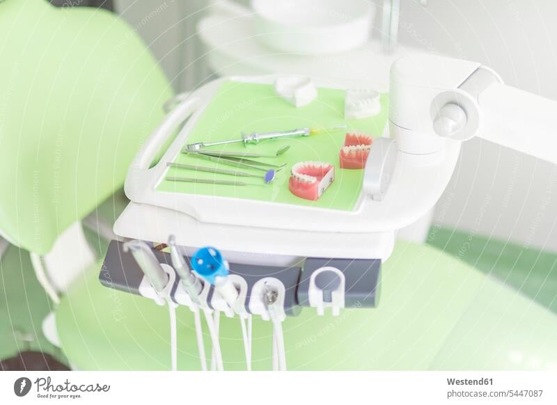 Zahnmodell und zahnärztliche Instrumente in der Zahnchirurgie Gebiss Zahnprothese Zahnprothesen Gebisse dritte Zähne Zahnarztpraxis Zahnarztpraxen