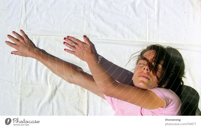 verrenkte Karin Frau deuten Hand schlafen Leinentuch Arme drehen verrenken richtungsweisend zeigen liegen am boden matt Falte