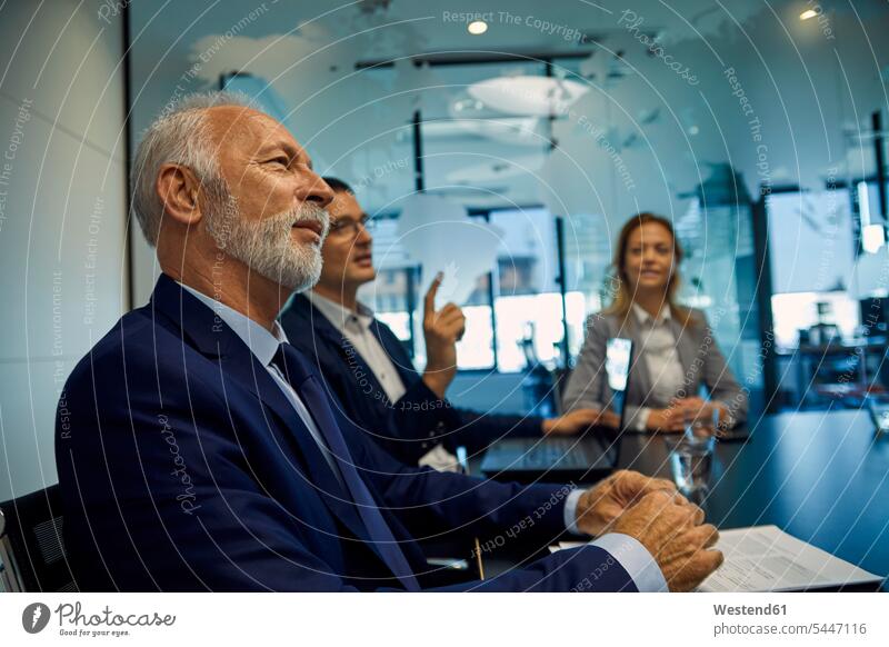 Porträt eines hochrangigen Geschäftsmannes, der in einer Sitzung zuhört Meeting Business Meeting Büro Office Büros Geschäftsleute Geschäftspersonen Businessmann