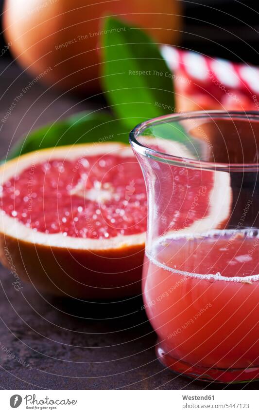 Glas roter Grapefruitsaft Trinkgläser Gläser Trinkglas Gesunde Ernährung Ernaehrung Gesunde Ernaehrung Gesundheit gesund glänzend glaenzend Glanz Hälfte halbe