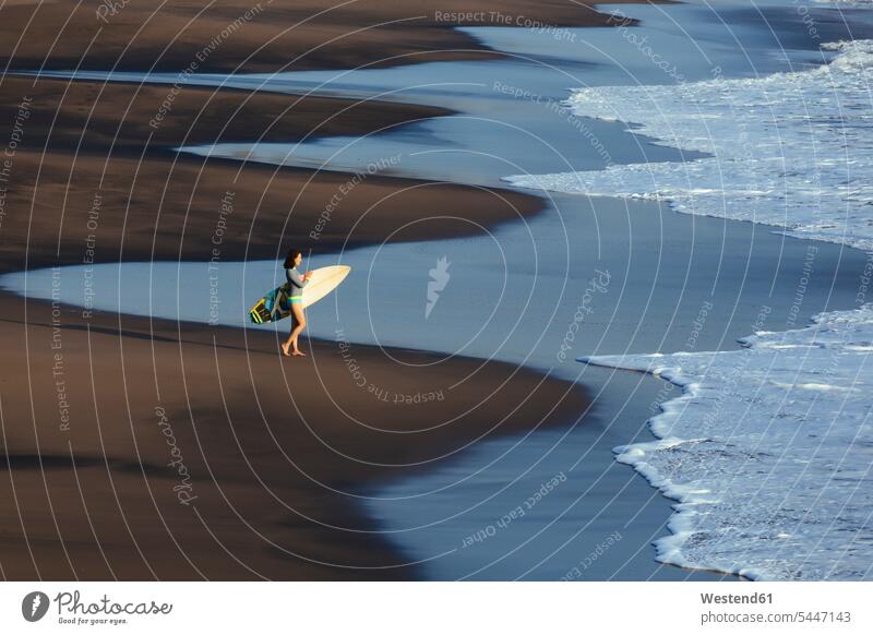 Indonesien, Bali, junge Frau mit Surfbrett Surferin Wellenreiterinnen Surferinnen gehen gehend geht Freizeit Muße Surfbretter surfboard surfboards weiblich
