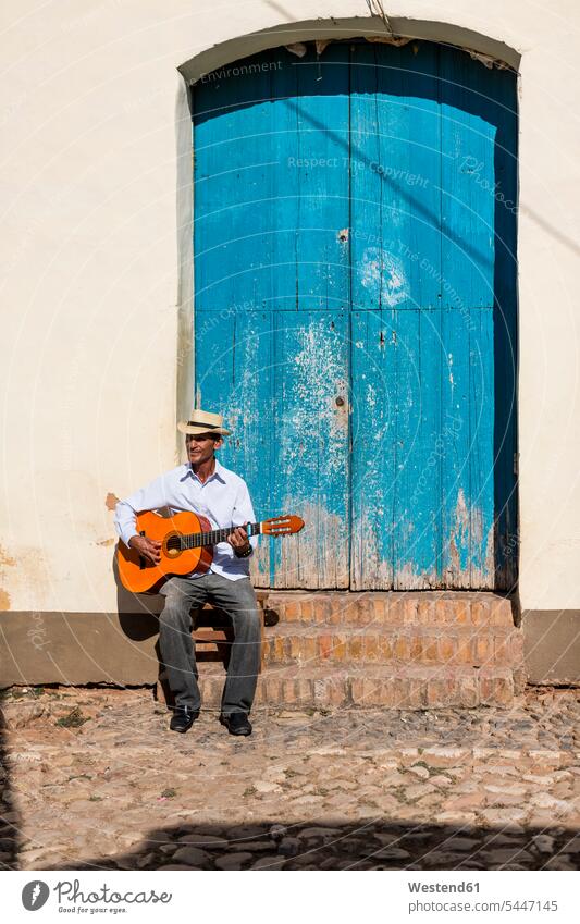 Kuba, Mann spielt Gitarre auf der Straße Gitarrist Gitarrenspieler Gitarristen Männer männlicher Erwachsener männliche Erwachsene Straßenmusiker Musiker