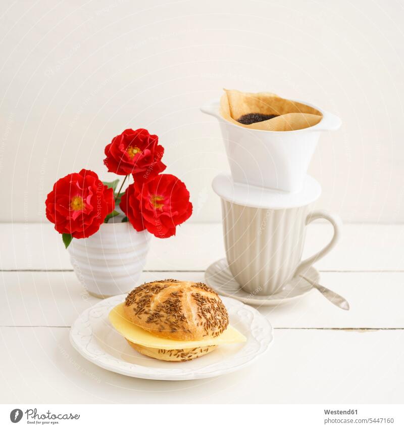 Brötchen mit Käse und Kaffee übergießen Teller Filterkaffee Kaffeefilter Kümmel Kümmelsamen Kuemmelsamen Snack Imbiss Zwischenmahlzeit Snacks Kaffeetasse