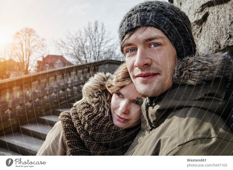 Deutschland, Potsdam, junges Paar an der Glienicker Brücke Portrait Porträts Portraits Pärchen Paare Partnerschaft Mensch Menschen Leute People Personen Liebe