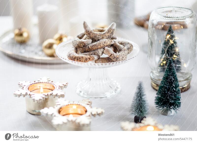 Mohnplätzchen auf Glaskuchenständer zur Weihnachtszeit Weihnachtsplätzchen Weihnachtsgebäck Weihnachtsplaetzchen Weihnachtsgebaeck Weihnachtskekse süß Süßes