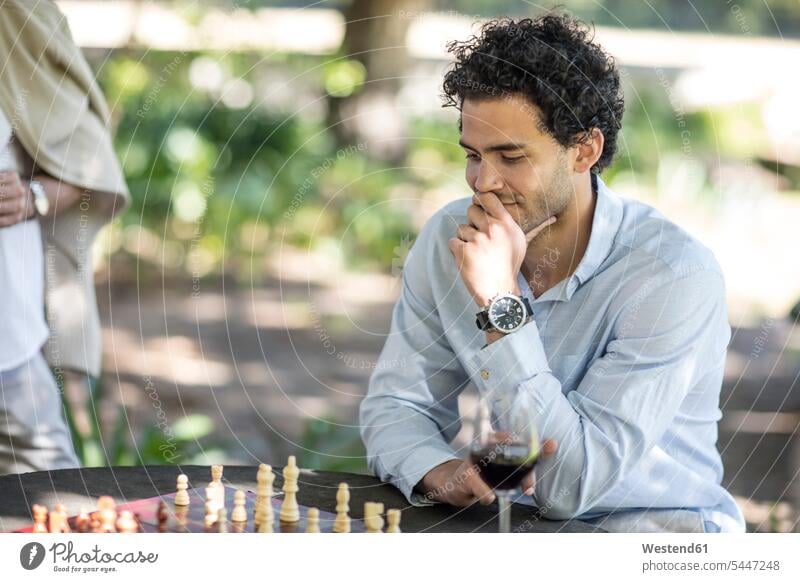 Mann spielt Schachspiel und denkt nach spielen Männer männlich denken nachsinnen Erwachsener erwachsen Mensch Menschen Leute People Personen Brettspiel