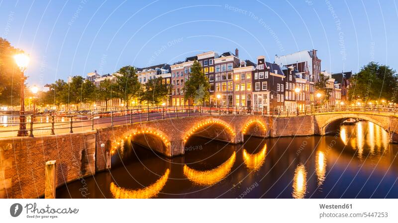Niederlande, Amsterdam, abends beleuchtete Brücken über den Kaiserkanal und den Leidse-Kanal typisch historisch historisches geschichtlich Straßenlampe