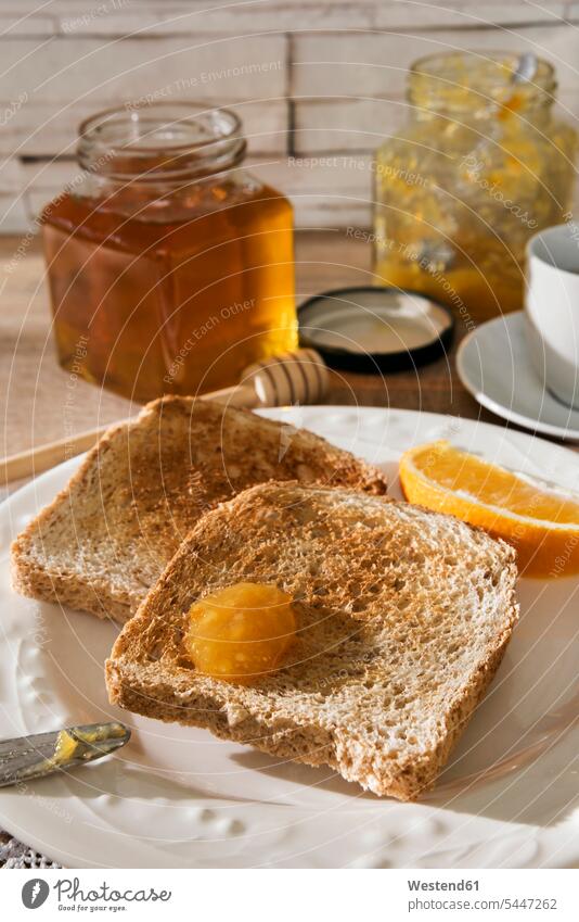 Frühstückstisch mit Toast, Orangenmarmelade, Honig und Espresso Expresso süß Süßes Messer frühstücken Teller Glas Gläser Schüssel Schalen Schälchen Schüsseln