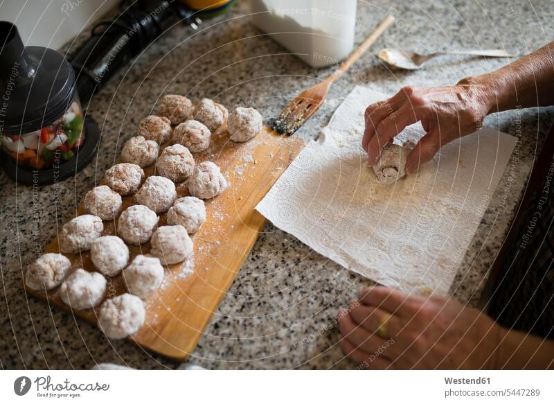 Hand einer älteren Frau beim Zubereiten von Fleischbällchen in der Küche, Nahaufnahme formen Hackfleischbaellchen Fleischbaellchen Hackfleischbällchen Hände
