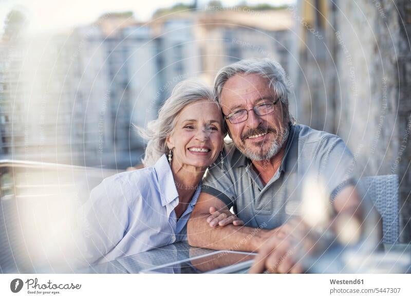 Älteres Ehepaar genießt seine Städtereise unterwegs auf Achse in Bewegung City Trip Kurztripp City Break Zuneigung liebevoll zaertlich einfühlsam einfuehlsam