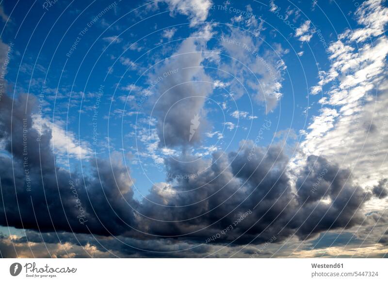 Regenwolken Wolke Wolken Tag am Tag Tageslichtaufnahme tagsueber Tagesaufnahmen Tageslichtaufnahmen tagsüber dunkel Deutschland Gewitterwolke Gewitterwolken