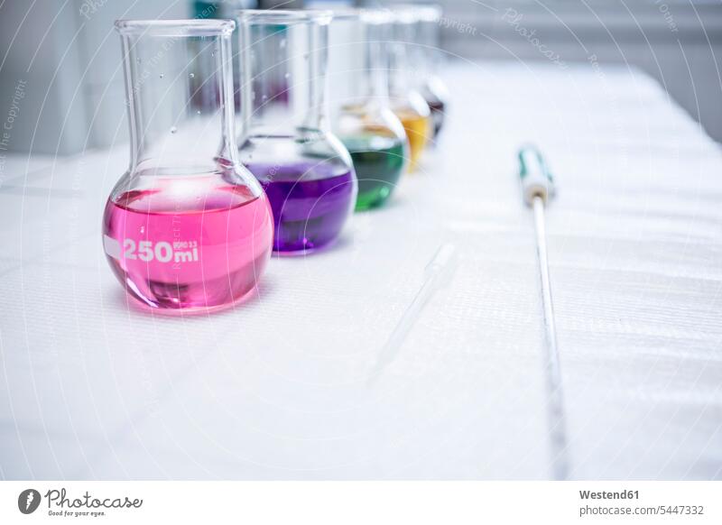 Mehrfarbige Flüssigkeiten in Flaschen im Labor Glaskolben Wissenschaft wissenschaftlich Wissenschaften Labore Arbeitsplatz Arbeitsstätte Arbeitstelle