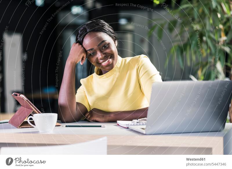Lächelnde Geschäftsfrau mit Laptop und Tablet Notebook Laptops Notebooks Tablet Computer Tablet-PC Tablet PC iPad Tablet-Computer Geschäftsfrauen Businesswomen