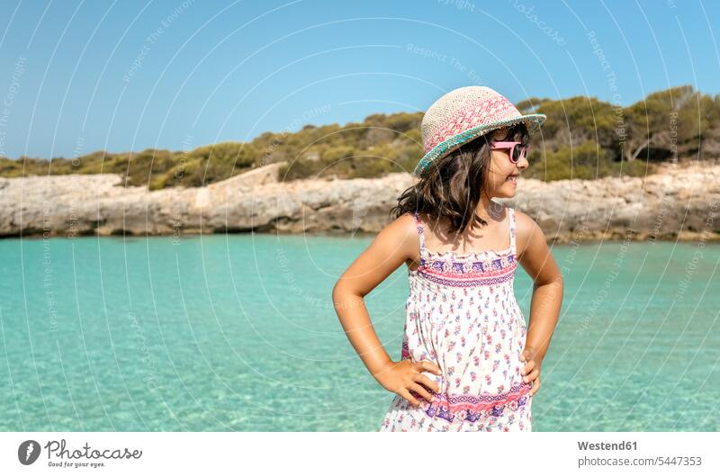 Am Strand stehendes Mädchen weiblich Meer Meere Ferien Urlaub steht glücklich Glück glücklich sein glücklichsein Sommer Sommerzeit sommerlich Beach Straende