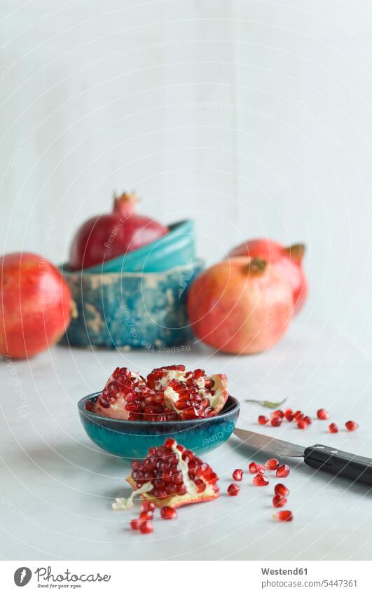 Granatapfel in Scheiben geschnitten Food and Drink Lebensmittel Essen und Trinken Nahrungsmittel rot rote roter rotes Nahaufnahme Nahaufnahmen Großaufnahme
