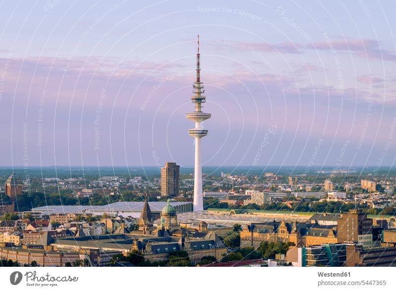 Deutschland, Hamburg, Blick auf den Heinrich-Hertz-Turm am Abend Wolke Wolken Aussicht Ausblick Ansicht Überblick Gebäude Fernsehturm Außenaufnahme draußen