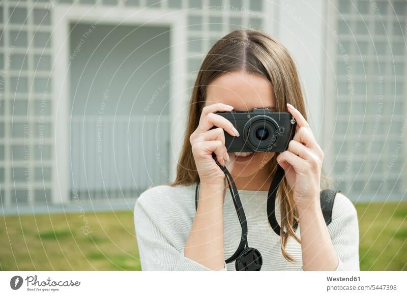 Junge Frau schaut durch die Kamera weiblich Frauen Fotoapparat Fotokamera fotografieren analog Erwachsener erwachsen Mensch Menschen Leute People Personen