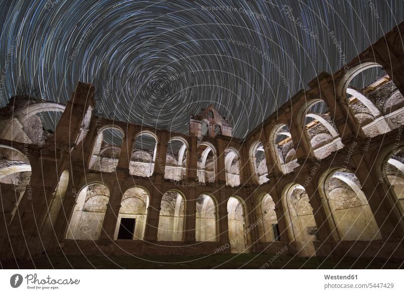 Spanien, Valle de Manzanedo, Sternenpfade über die Ruine der Abtei von Rioseco Himmel historisch historisches geschichtlich Langzeitbelichtung Ruhe