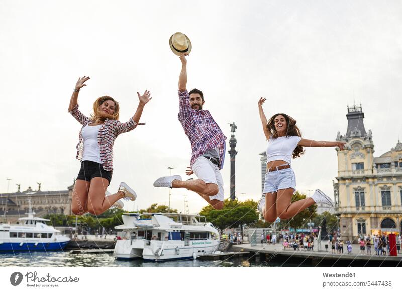 Spanien, Barcelona, drei Freunde springen im Stadtzentrum in der Nähe des Meeres hüpfen glücklich Glück glücklich sein glücklichsein Spaß Spass Späße spassig