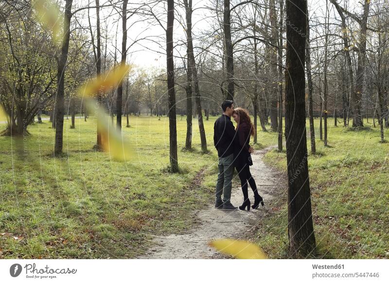 Liebespaar im Herbst im Wald Paar Pärchen Paare Partnerschaft Forst Wälder liebevoll zaertlich einfühlsam einfuehlsam zärtlich sanft Mensch Menschen Leute