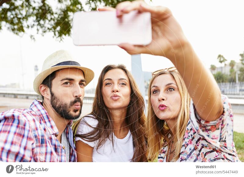 Drei Freunde machen ein Selfie und schmollen Selfies Handy Mobiltelefon Handies Handys Mobiltelefone Kussmund Schnute Schmollmund Kußmund Freundschaft