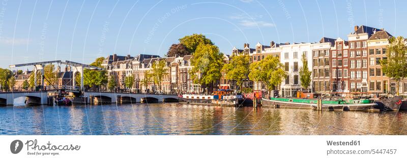 Niederlande, Amsterdam, Blick auf die Magere Brug und die historische Häuserzeile an der Amstel Niemand Häuserreihe Straßenzug Haeuserreihe Strassenzug