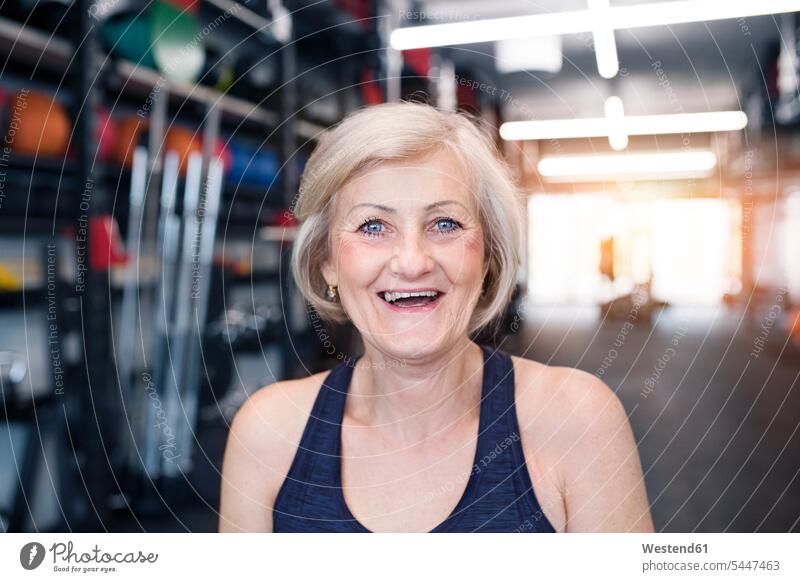 Porträt einer glücklichen älteren Frau im Fitnessstudio trainieren Portrait Porträts Portraits lachen Seniorin Seniorinnen alt Glück glücklich sein