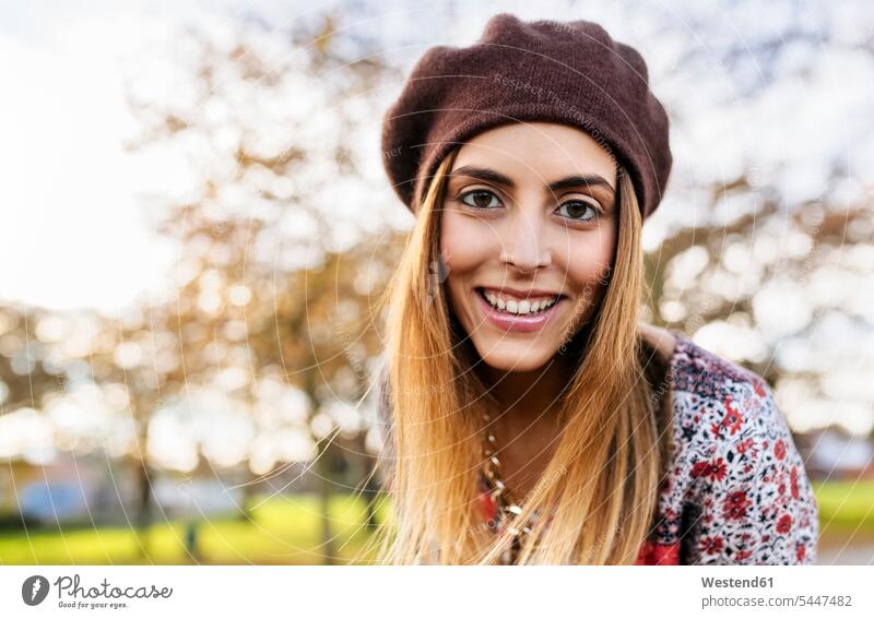 Porträt einer lächelnden jungen Frau mit Baskenmütze im Herbst Portrait Porträts Portraits weiblich Frauen Erwachsener erwachsen Mensch Menschen Leute People
