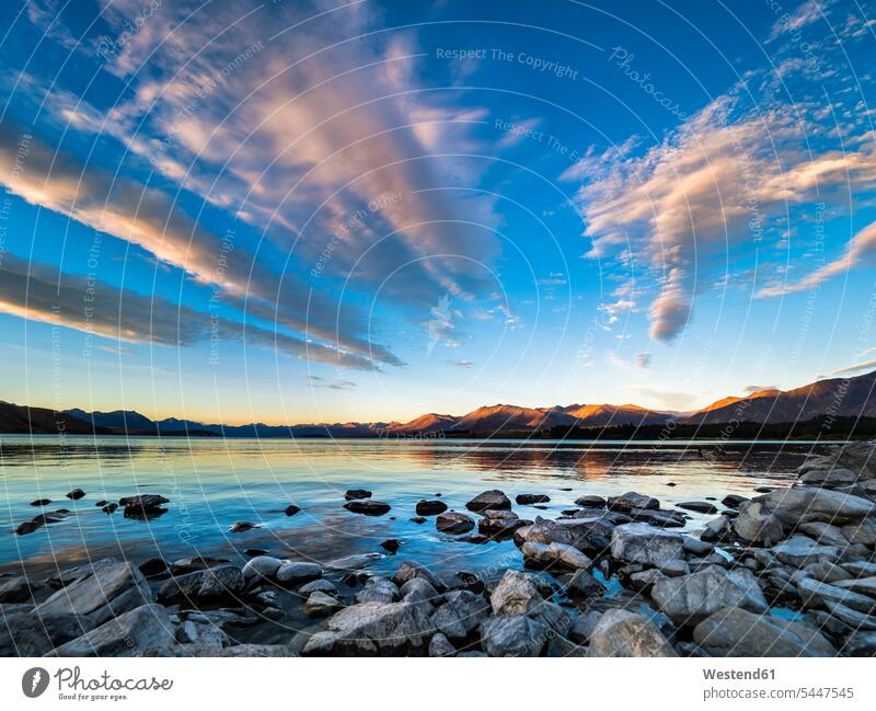 Neuseeland, Südinsel, Region Canterbury, Lake Tekapo bei Sonnenuntergang Abend abends Wasserspiegelung Wasserspiegelungen bewölkt Bewölkung Wolke bedeckt Wolken