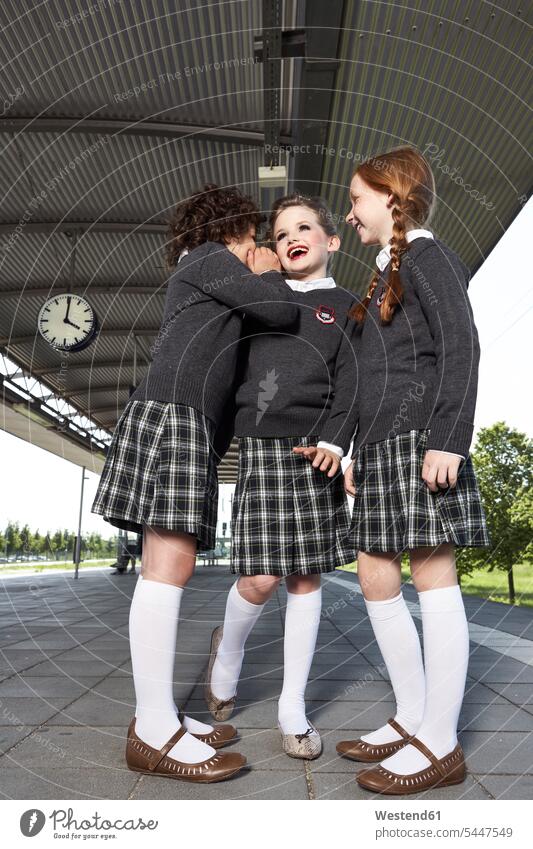 Drei Mädchen am Bahnsteig in Schuluniform Freundinnen weiblich Schülerin Schuelerin Schülerinnen Schuelerinnen Freunde Freundschaft Kameradschaft Kind Kinder