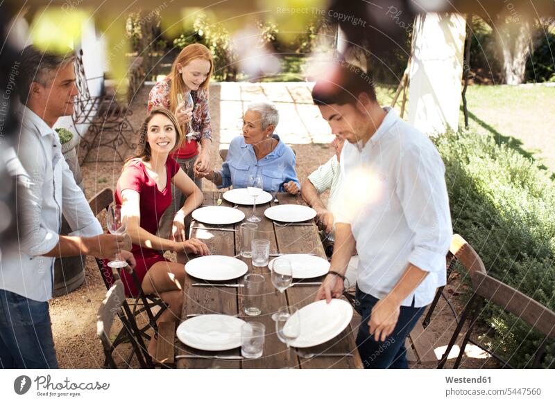 Familiendeckertisch draußen zum Mittagessen feiern Spaß Spass Späße spassig Spässe spaßig glücklich Glück glücklich sein glücklichsein Gartenparty Gartenpartys