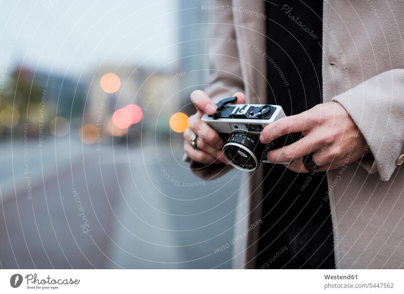 Nahaufnahme eines Mannes mit Kamera im Freien halten Fotograf Fotografen Photographen Männer männlich Fotoapparat Fotokamera Erwachsener erwachsen Mensch