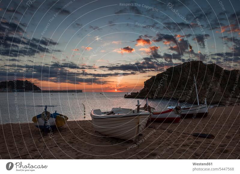 Spanien, Katalonien, Blanes, Sonnenaufgang am Strand am Mittelmeer Meeresufer Sonnenaufgänge ruhig gelassen Stimmungsvoller Himmel Außenaufnahme draußen