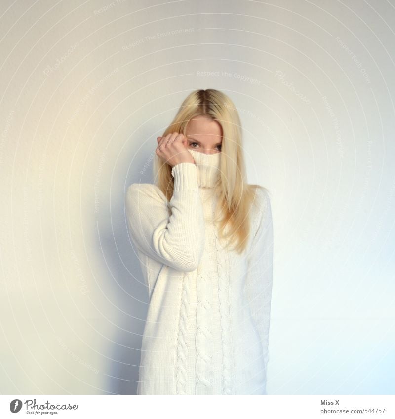 Weiss blond Mensch Junge Frau Jugendliche 1 18-30 Jahre Erwachsene Bekleidung Kleid Pullover kalt kuschlig Wärme weiß Gefühle Stimmung Reinlichkeit Sauberkeit