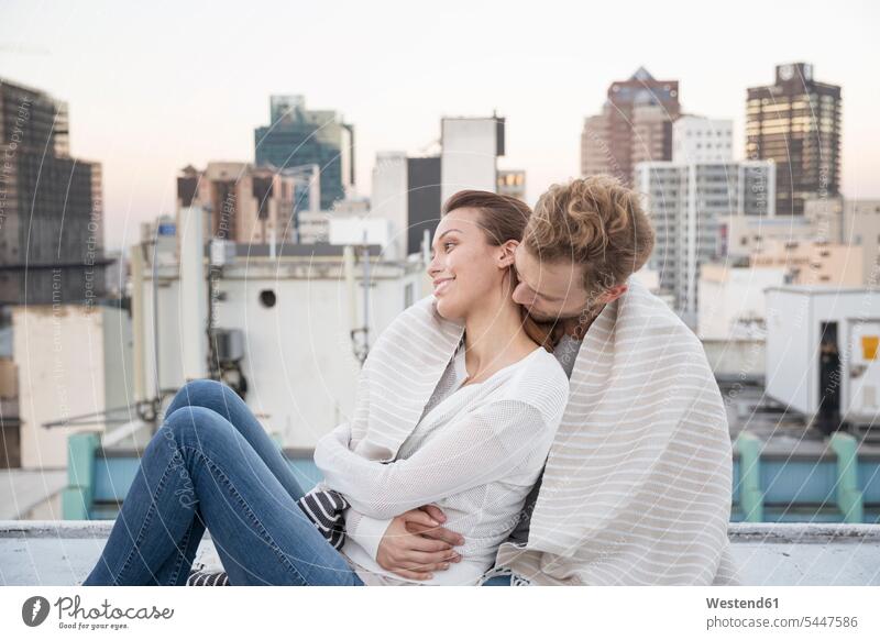 Romantisches Paar sitzt auf der Dachterrasse und genießt die Aussicht glücklich Glück glücklich sein glücklichsein romantisch schwärmerisch schwaermerisch