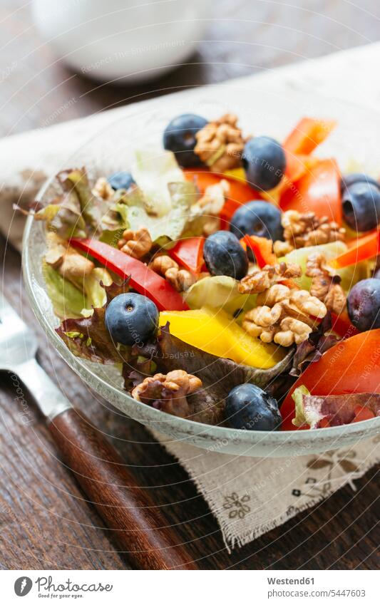 Glasschüssel mit gemischtem Salat mit verschiedenen Rohkostsorten, Blaubeeren und Walnüssen Schüssel Schalen Schälchen Schüsseln roh Gesunde Ernährung