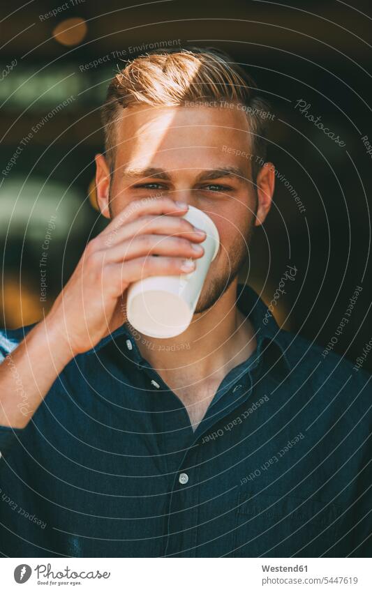Porträt eines jungen Mannes mit Kaffee zum Mitnehmen trinken Männer männlich Portrait Porträts Portraits Erwachsener erwachsen Mensch Menschen Leute People
